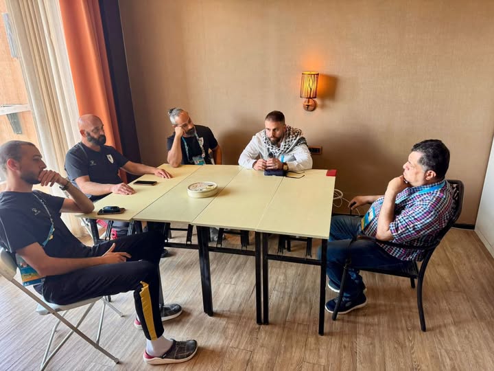 اللواء رفعت كلاّب، أمين عام اللجنة الأولمبية الفلسطينية، يجتمع بوفد منتخب الطائرة الشاطئي، الذي اختتم مشاركته في دورة الألعاب الآسيوية الشاطئية،