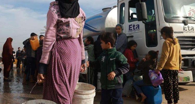 النساء على خط العطش.. يوميات المعاناة في البحث عن الماء تحت ضغط النزوح والندرة