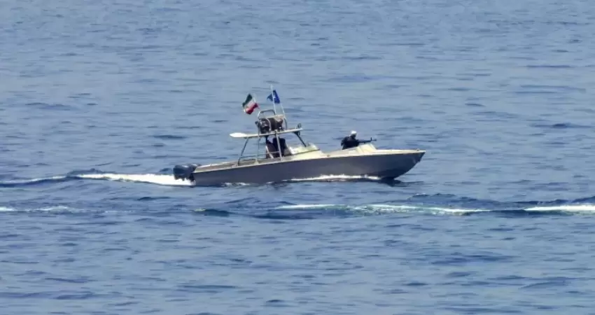 إيران تعلن إعادة إغلاق مضيق “هرمز” إلى حين فك الحصار الأمريكي