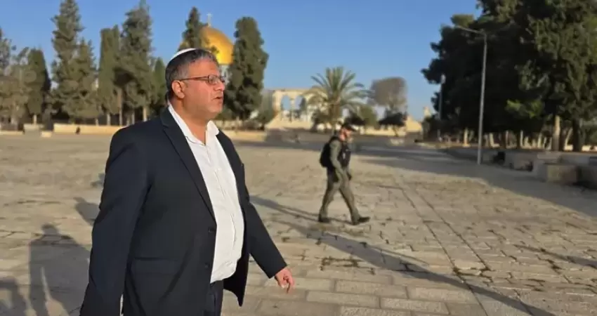 المتطرف “بن غفير” والمستوطنون يقتحمون باحات الأقصى