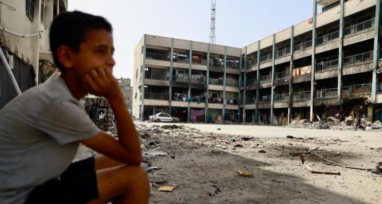 حماد : 660 ألف طفل حُرموا من التعليم و16,879 طالبا شهيدًا بغزة و90% من المدارس دُمّرت أو تضررت