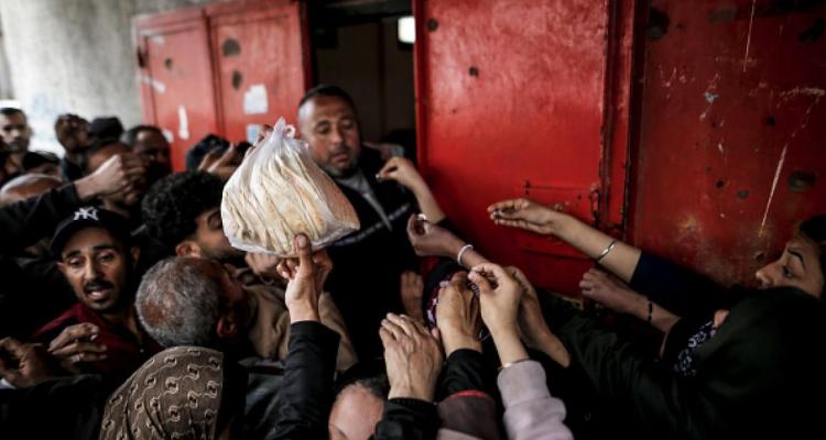 رغيف الخبز في غزة يلوّح بمجاعة قادمة وسط احتلال يمارس “هندسة تجويع” ممنهجة