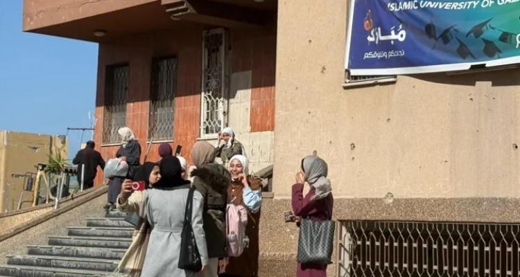 شباب غزة يواجهون توقف التعليم وفقدان فرص العمل وحرمان السفر بسبب إغلاق المعابر