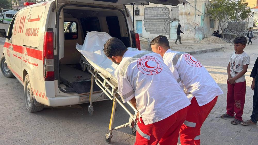 شهيدة متأثرة بجروحها بدير البلح وقصف مدفعي وإطلاق نار في القطاع