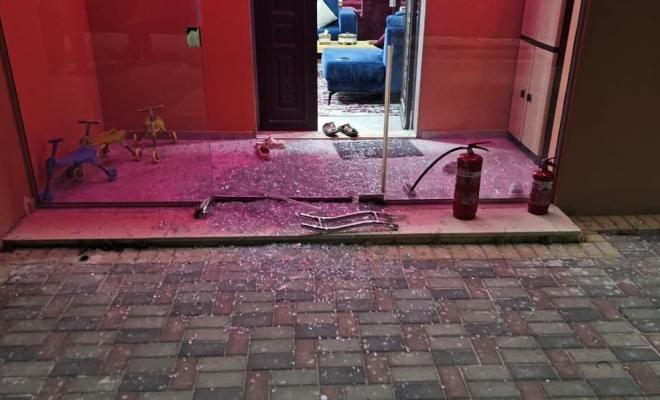 مستوطنون يهاجمون بيت امرين بنابلس ويحرقون مركبات ومنزلاً