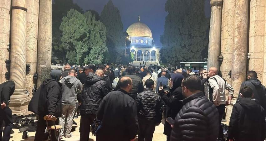 بعد 40 يومًا من الإغلاق.. آلاف المصلين يحيون صلاة الفجر في الأقصى