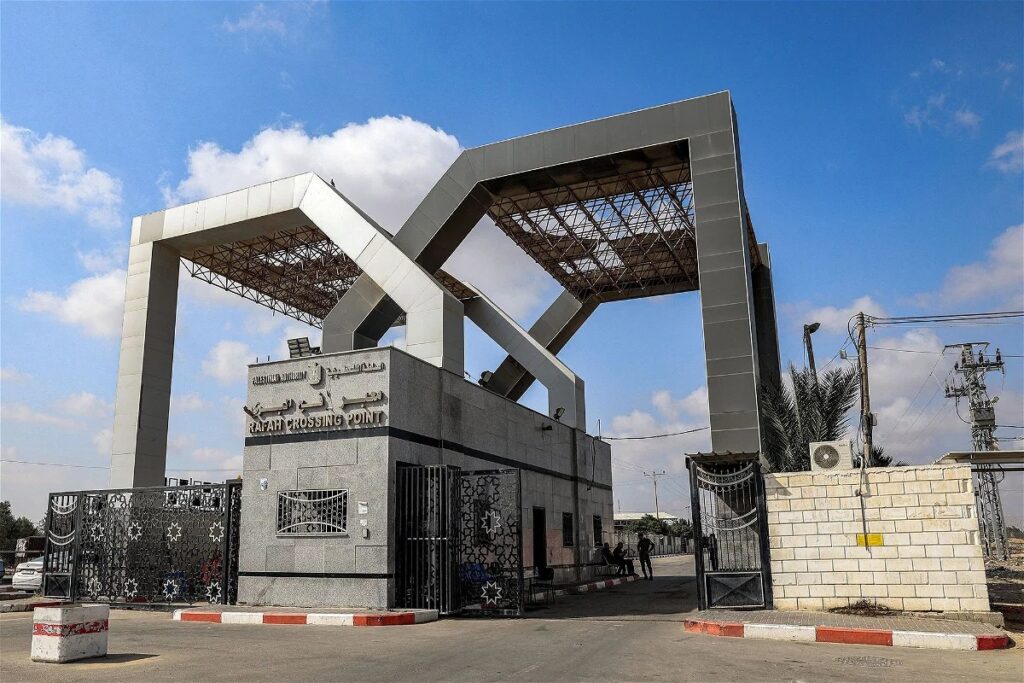الاحتلال يمنع سفر الحالات الإنسانية أو عودتهم من الخارج عبر معبر رفح