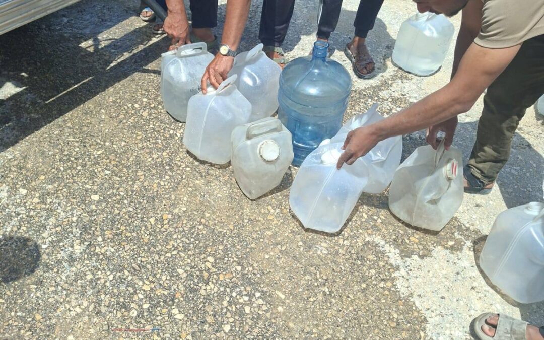 بتمويل كريم من مشروع سمير للمياه… توزيع مياه صالحة للشرب على النازحين شمال قطاع غزة