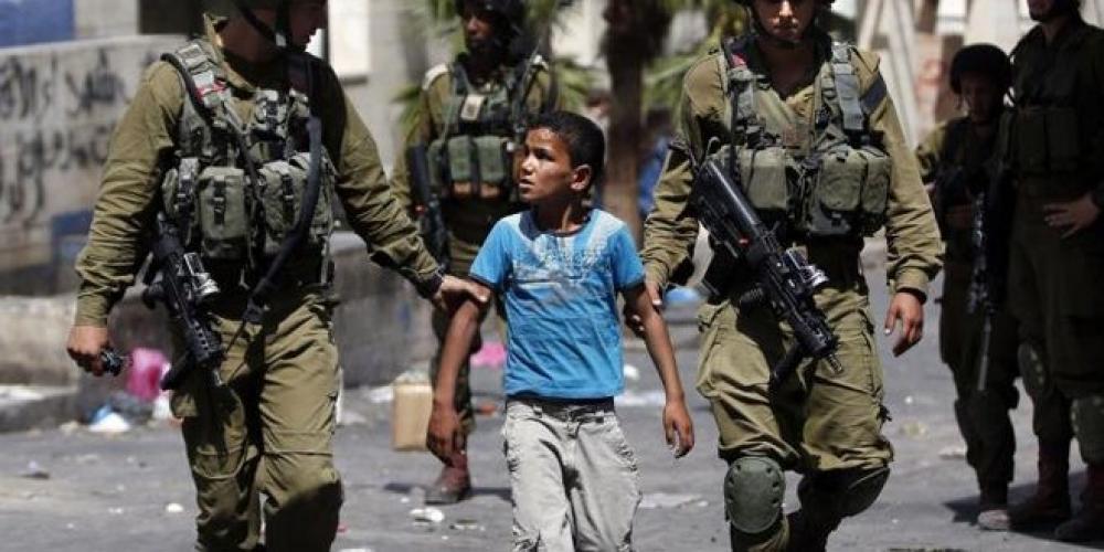 ورقة حقائق بعنوان “طفولة في الأغلال” ترصد واقع الأطفال الأسرى بسجون الاحتلال