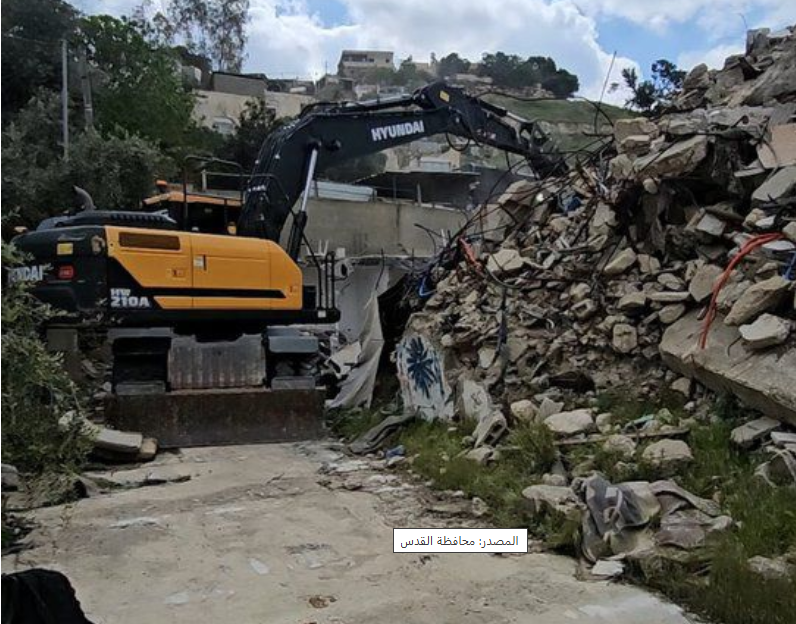 (محدث) الاحتلال يجبر أشقاء على هدم منازلهم الثلاثة في رأس العمود