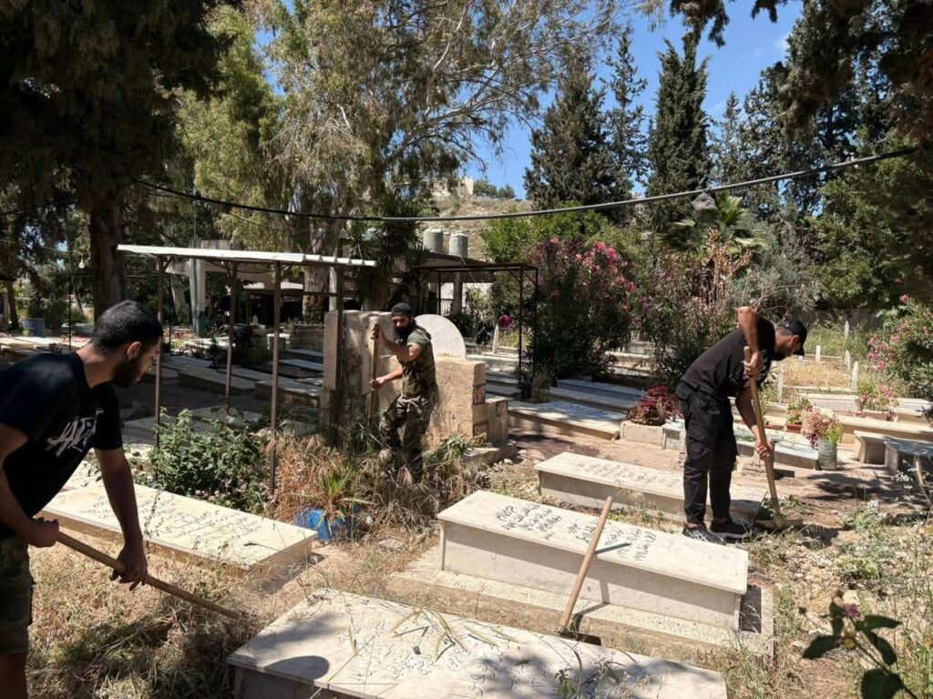 قوات الأمن الوطني الفلسطيني في لبنان تنفذ حملة تنظيف وترتيب للمقابر في مخيم عين الحلوة