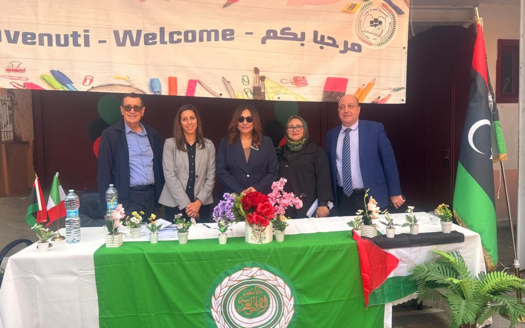 روما تحتضن صرخة الطفولة العربية والإفريقية: رسائل سلام تتجاوز السياسة والحروب روما – شبكة الاخبار الفلسطينية تحولت العاصمة الإيطالية روما إلى منصة إنسانية عالمية لصوت الطفولة العربية والإفريقية، خلال فعالية “أين يولد السلام” و“صرخة الطفولة العربية والإفريقية” التي احتضنتها المدرسة العربية الليبية في إيطاليا، بمشاركة دبلوماسية وثقافية وإعلامية واسعة من العالم العربي وإيطاليا وأمريكا اللاتينية، في حدث حمل رسائل مؤثرة عن معاناة الأطفال في مناطق الحروب والنزاعات. الفعالية التي نظمتها جمعية الصداقة الإيطالية العربية برعاية جامعة الدول العربية وبالتعاون مع المدرسة العربية الليبية وجمعية Welcome Italy Association، ركزت على معاناة الطفولة في فلسطين ولبنان واليمن والسودان وإفريقيا، وعلى أهمية الثقافة والفن في بناء مساحات للحوار والسلام. وفي واحدة من أكثر اللحظات تأثيراً، قدّم الأطفال أغنيتي “موطني” و“أعطونا الطفولة” بعدة لغات بينها العربية والإيطالية والفرنسية والإنجليزية، في رسالة أكدت أن آلام الأطفال واحدة مهما اختلفت الجغرافيا واللغات، وأن مطلب السلام يبقى القضية الإنسانية الأهم. المستشارة الأولى في السفارة الفلسطينية لاما الصفدي أكدت في كلمتها أن الأطفال الفلسطينيين يتمسكون بالحياة والحلم رغم القتل والمعاناة، مشددة على ضرورة انحياز العالم لحق الطفولة في الحرية والأمان والكرامة، وواصفة ما يعيشه الأطفال الفلسطينيون بأنه محاولة لحرمانهم حتى من حقهم في رؤية تاريخهم ومستقبلهم. من جهتها، شددت سفيرة اليمن اسمهان عبد الحميد الطوقي على أن معاناة الأطفال في مناطق النزاع تمثل جرحاً إنسانياً مفتوحاً واختباراً حقيقياً لضمير العالم، فيما أكد الإعلاميان ماندلينا والصحفي محمد يوسف أهمية دور الإعلام في تعزيز الوعي الإنساني والدفاع عن قيم السلام. بدورها، أوضحت مديرة المدرسة الدكتورة نجاة عقيلي أن المؤسسة التعليمية تسعى إلى تجاوز مفهوم التعليم التقليدي نحو بناء جيل يؤمن بالمحبة والانتماء والسلام، بينما أكدت رئيسة بعثة جامعة الدول العربية لدى إيطاليا والفاتيكان إيناس مكاوي أن المأساة الإنسانية للأطفال في مناطق الحروب لم تعد مرتبطة بغياب القوانين الدولية، بل بغياب الإرادة الحقيقية لتطبيقها. وشهدت الفعالية حضور شخصيات دبلوماسية عربية وأجنبية، من بينها سفيرة نيكاراغوا في روما مونيكا روبيلو، إضافة إلى ممثلين عن سفارات ومؤسسات دولية، ما أضفى على الحدث طابعاً دولياً ورسالة تؤكد قدرة الثقافة على بناء الجسور حيث تعجز السياسة. كما حضر الناشط كارلو بالومبو، القيادي في جمعية Welcome Italy Association، مؤكداً أهمية التعاون الثقافي والإنساني مع جمعية الصداقة الإيطالية العربية في دعم قضايا السلام والحوار. وفي ختام الفعالية، جرى تكريم الدكتورة نجاة عقيلي بـ“درع التفوق” تقديراً لدورها التربوي والإنساني، وسط إشادة بالدور الذي تقوم به المدرسة العربية الليبية في روما في تعزيز قيم التعايش والحوار بين الثقافات. وفي روما، بدا واضحاً أن الأطفال لم يكونوا يقدمون فقرة فنية عابرة، بل كانوا يوجهون رسالة إلى العالم مفادها أن السلام يبدأ حين يُنصت جيداً إلى صوت الطفولة.