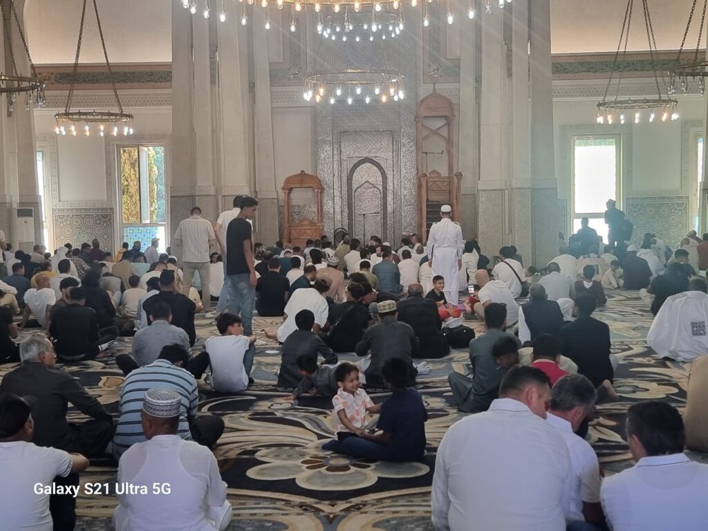 آلاف المسلمين يسطرون لوحة مبهجة للتسامح والتعايش في المسجد الكبير بروما.