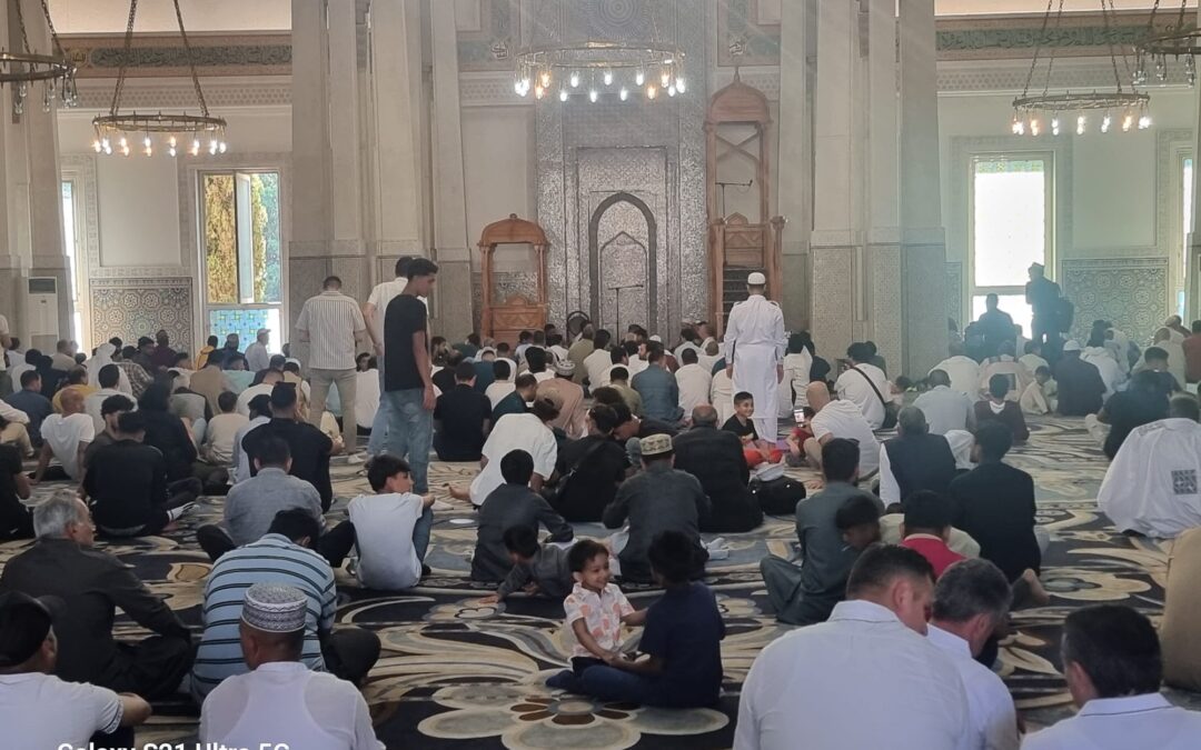 آلاف المسلمين يسطرون لوحة مبهجة للتسامح والتعايش في المسجد الكبير بروما.