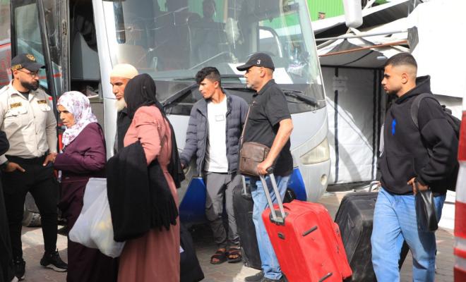 إجلاء 122 مريضا ومرافقا من غزة عبر معبر رفح للعلاج خارج القطاع