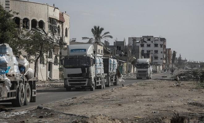 هآرتس: إسرائيل صادرت 21 شاحنة جرى تهريبها إلى قطاع غزة