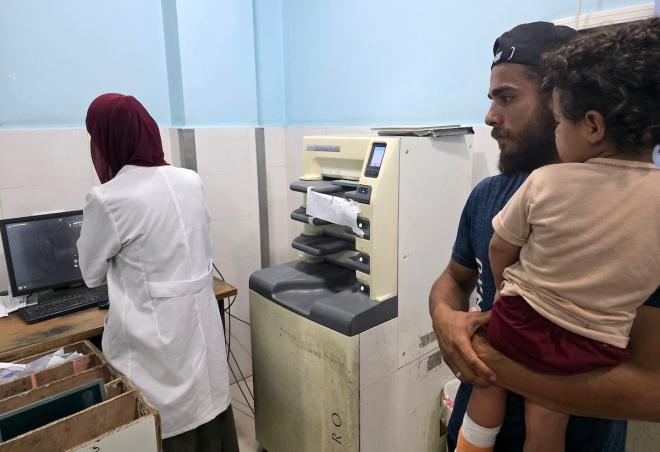 في ناصر الطبي… أطباء يعالجون الجرحى بعينٍ سريرية بعد أن تعطلت عين التشخيص