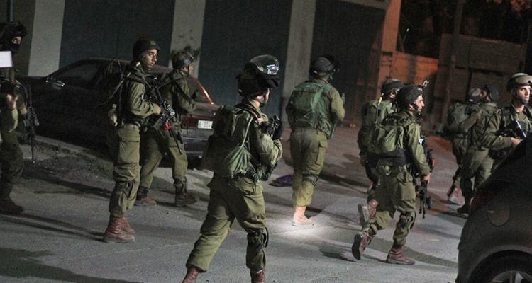 الاحتلال يشن حملة مداهمات واعتقالات واسعة في عدة محافظات بالضفة الغربية