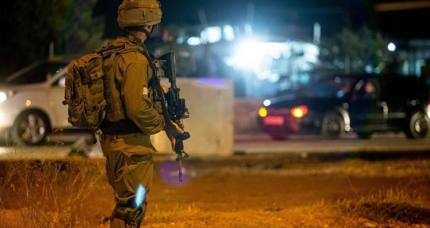 الاحتلال يشن حملة دهم واعتقال واسعة في مدن الضفة