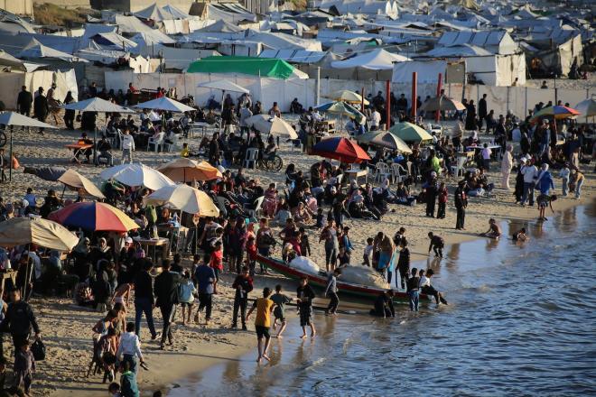 البحر ملاذ النازحين من قسوة الحياة في غزة