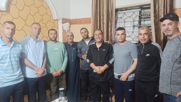 بلمسة وفاء.. حملة “خارج الخطوط” تزور الكابتن خالد أبو زبيدة في منزله بالبريج