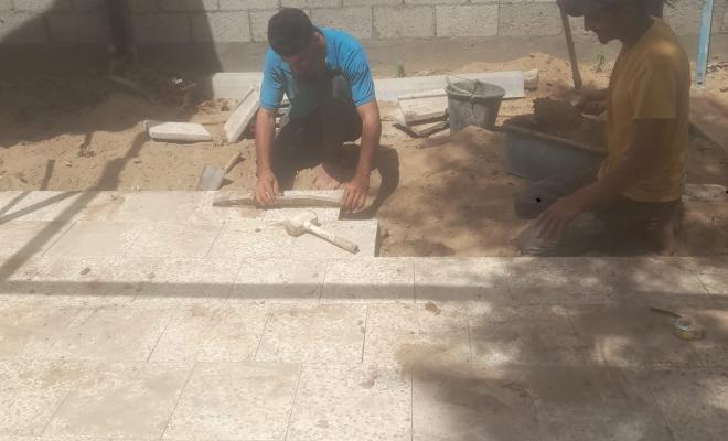الطين بدل الإسمنت.. الغزيون يبتكرون حلولاً للبناء وسط شح المواد