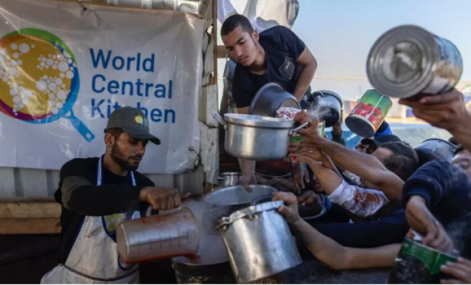 المطبخ المركزي العالمي يعلن تقليص عملياته في غزة بسبب ضغوط مالية