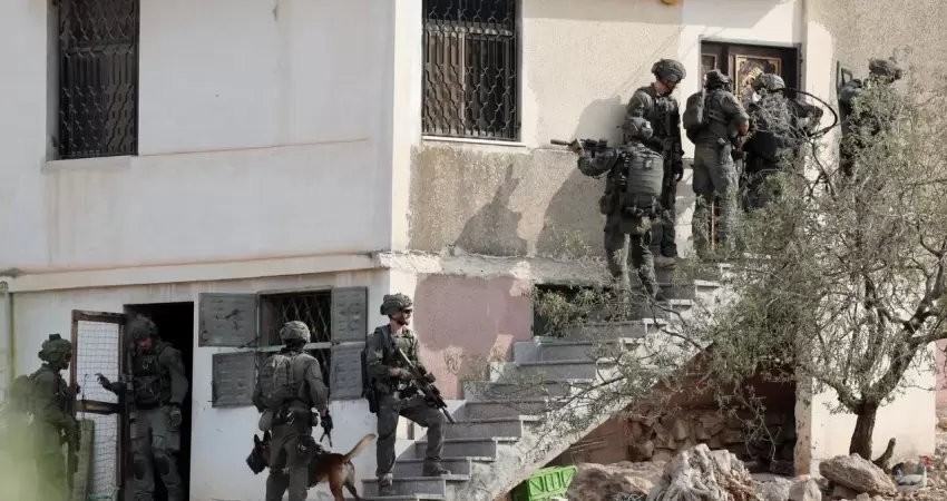 صحيفة عبرية: جنود الاحتلال يمارسون “الإرهاب اليهودي” ضد الفلسطينيين بالضفة
