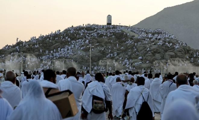 حجاج بيت الله الحرام يتوافدون إلى مشعر عرفات لأداء الركن الأعظم