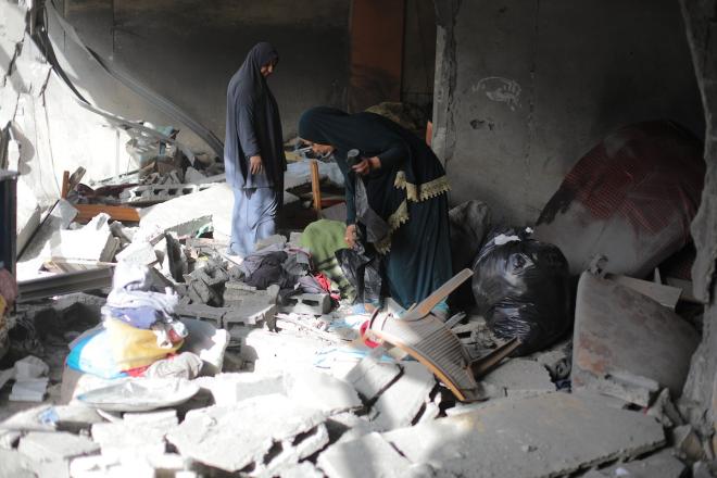 بين الركام والذاكرة: فلسطينيون يتفقدون ما تبقى من منازلهم بعد غارة ليلية على مخيم البريج