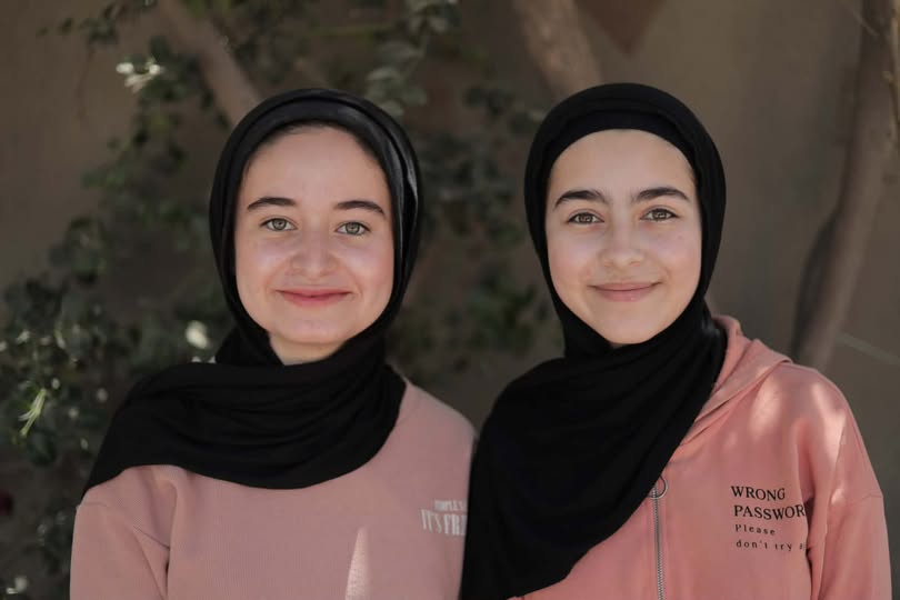 من بين الركام يولد الأمل.. شقيقتان غزيتان تفوزان بجائزة الأرض 2026
