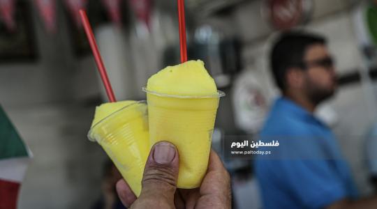 “المُثلجات”.. حلٌ مٌكلف لتبريد “نار الخيمة”