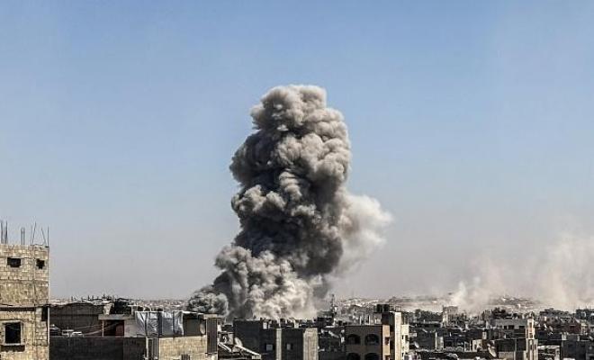 الجيش الإسرائيلي يعلن استهداف مسلحين شمالي وجنوبي قطاع غزة