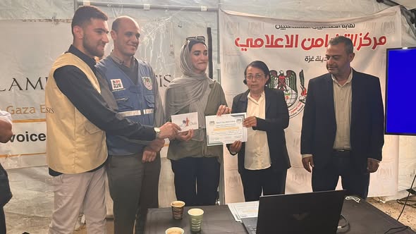 نقابة الصحفيين الفلسطينيين تختتم دورة “فن الكتابة باللغة الإنجليزية”