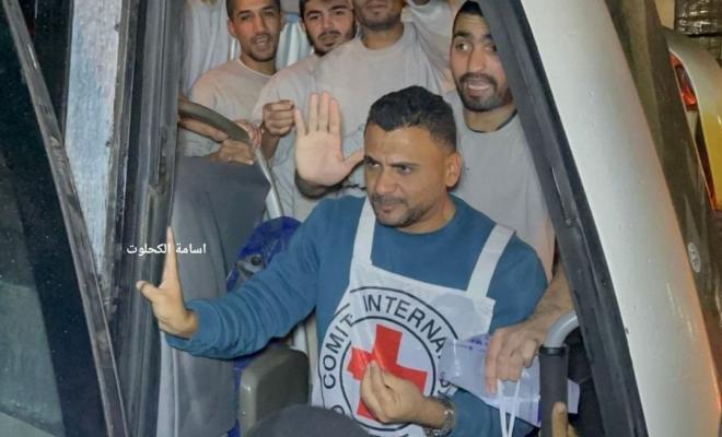 وصول 3 أسرى محررين إلى مستشفى شهداء الأقصى وسط قطاع غزة