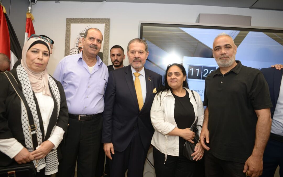 وفد من التجمع الوطني لأسر شهداء فلسطين يهنّئ ياسر عباس بانتخابه عضواً في اللجنة المركزية لحركة “فتح”