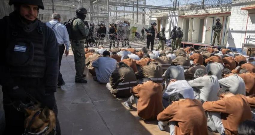 أمراض جلدية وتجويع حتى الموت.. صحيفة عبرية: أطباء وقانونيون وضباط بالاحتلال يشاركون في تصفية الأسرى وتجويعهم