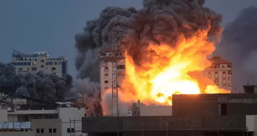 بعد عدة غارات طالت مدنيين.. خروقات متواصلة.. الاحتلال ينسف منازل مواطنين على مستوى قطاع غزة