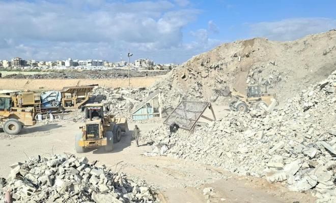 رغم نقص المعدات الأشغال: خطة حكومية لإدارة الركام في غزة وإعادة استخدامه
