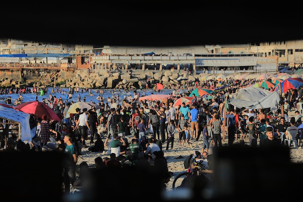 على شاطئ غزة.. بحث عن نسمة حياة وسط هدنة لا توقف الخوف