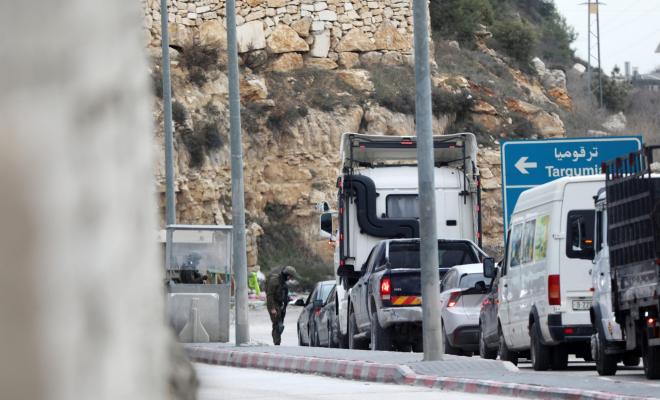الجيش الإسرائيلي يفرض إغلاقات وحواجز عسكرية بالضفة دون مبررات أمنية