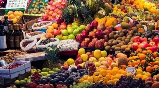 الخضروات والفــواكه تُزين أسواق غزة: شراء خجول رغم تدني أسعارها