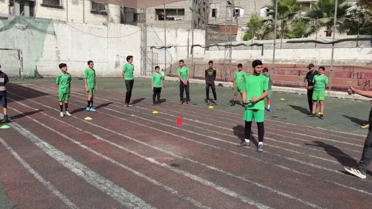 بكرة قدم ثمنها قرابة 130 دولار شيكل..  أطفال غزة يتحدون ركام الحرب في أكاديمية نادي الدرج…