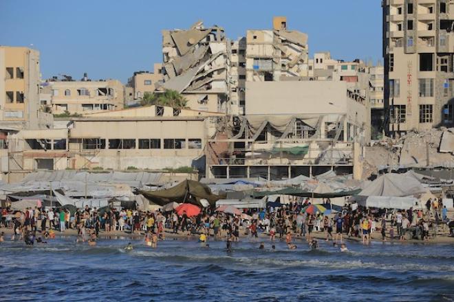 بين «نزع السلاح» و«حصره وتخزينه»: تعديلات ملادينوف تفتح اختبارًا جديدًا لهدنة غزة وسط شكوك الفصائل وتصعيد «الخط الأصفر»