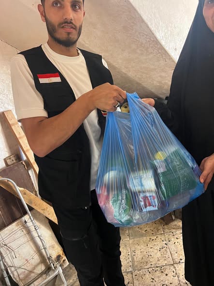 الجالية المصرية بقطاع غزة تلبي احتياجات عدد من الأسر المصرية المتعففة في مدينة غزة
