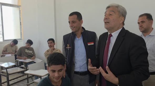 وفد من اللجنة المصرية يزور المعهد الأزهري في غزة للاطلاع على سير الامتحانات