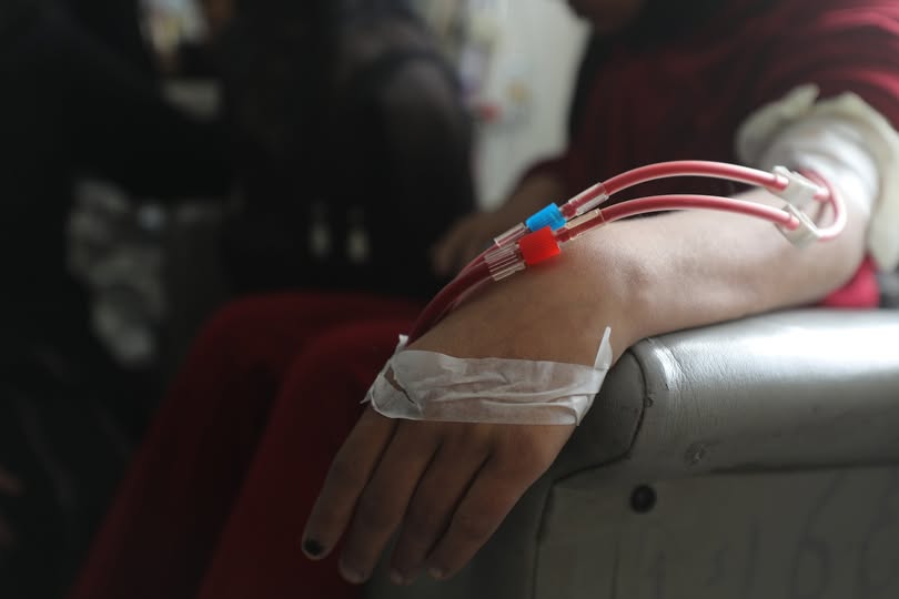 أكثر من 20.000 مريض يواجهون خطر الموت بسبب حرمانهم من السفر لتلقي العلاج في الخارج