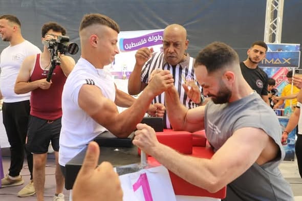 بمشاركة أكثر من 100 لاعبٍا الاتحاد الفلسطيني لمصارعة الذراعين ينظم بطولته المركزية