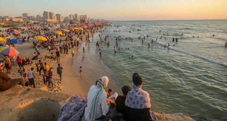 بحر غزة.. ملاذ أهله هربًا من حر الخيام تحاصره مخاطر التلوث وضعف فرق الإنقاذ