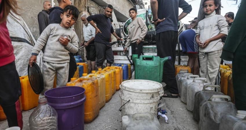 شحّ المياه ولهيب الصيف يفاقمان معاناة الغزيين.. خيام بالية كالأفران